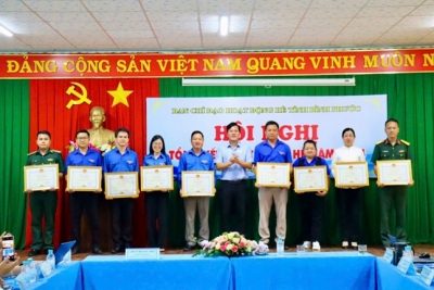 Đồng chí Trần Hoàng Trực - Bí thư Tỉnh Đoàn - Phó ban Thường trực Ban Chỉ đạo hoạt động hè tỉnh Bằng khen cho các tập thể, cá nhân có thành tích xuất sắc trong Chiến dịch Thanh niên tình nguyện hè năm 2024