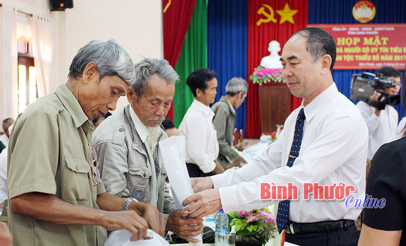 Phó chủ tịch UBND tỉnh Nguyễn Tiến Dũng tặng quà già làng, người có uy tín tiêu biểu  trong cộng đồng dân cư tại buổi họp mặt năm 2017