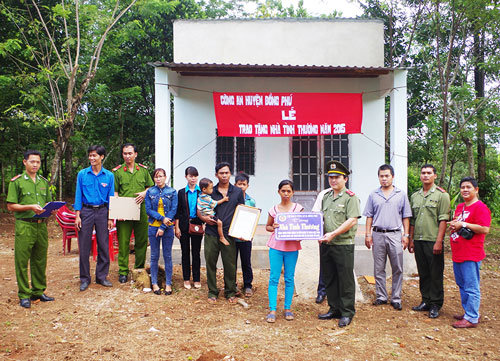 Đồng chí Nguyễn Chí Toàn bàn giao căn nhà tình thương cho gia đình bà Thạch Thị Dung.