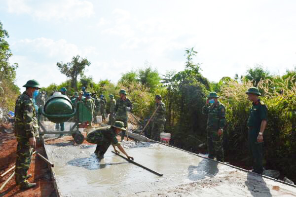 Cán bộ, chiến sỹ LLVT tỉnh tham gia làm đường giao thông nông thôn tại xã Lộc Tấn, huyện Lộc Ninh