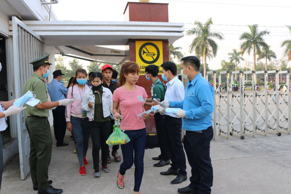 Công đoàn các khu công nghiệp tỉnh phát khẩu trang cho công nhân các khu công nghiệp tại huyện Chơn Thành.
