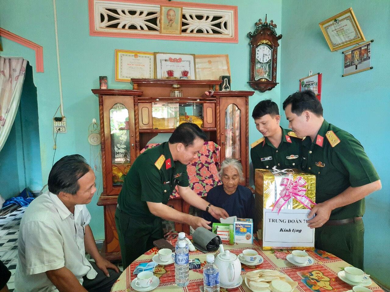 Đại diện Trung đoàn 719 thăm, tặng quà Mẹ Việt Nam anh hùng Trần Thị Bảy.