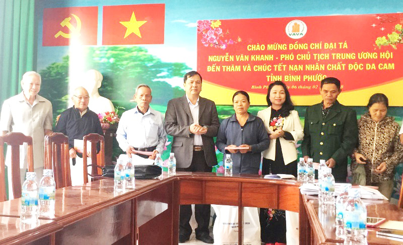 Đoàn công tác của Trung ương hội và tỉnh thăm, tặng quà cho các nạn nhân dam cam (Nguồn ảnh binhphuoc.gov.vn)