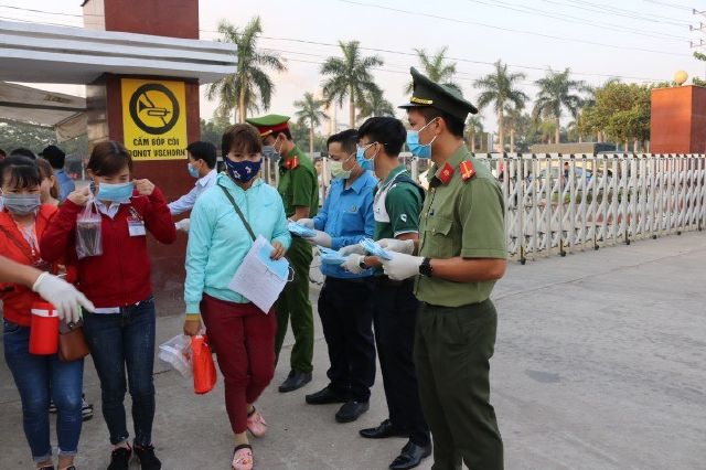 Phát tờ rơi tuyên truyền và khẩu trang y tế phòng dịch cho công nhân KCN Minh Hưng III.