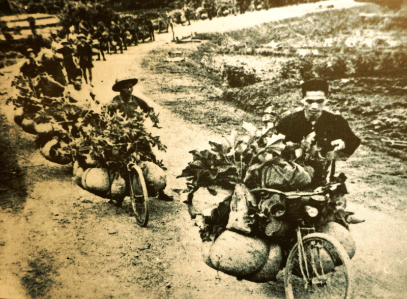 Đoàn dân công xe đạp thồ vận chuyển hàng phục vụ Bộ đội tại chiến trường Điện Biên Phủ năm 1954(Ảnh: Internet)