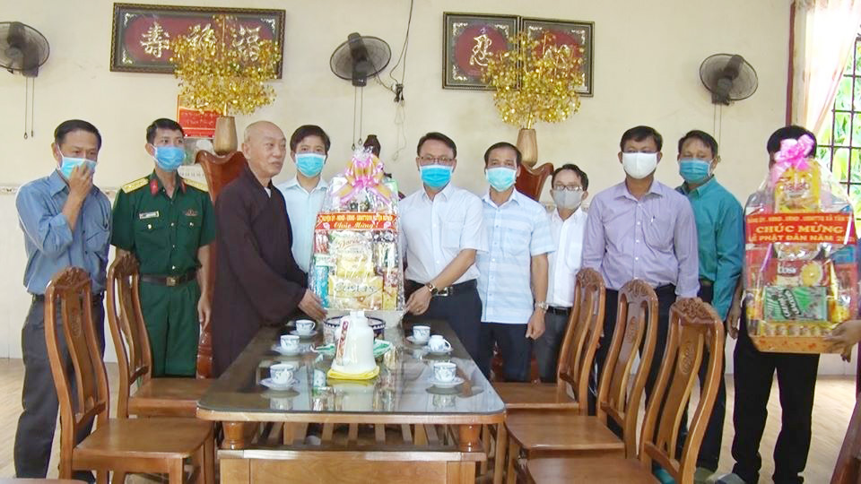 Lãnh đạo huyện Bù Đốp thăm, tặng quà  Ban Trị sự Giáo hội Phật giáo Việt Nam huyện Bù Đốp