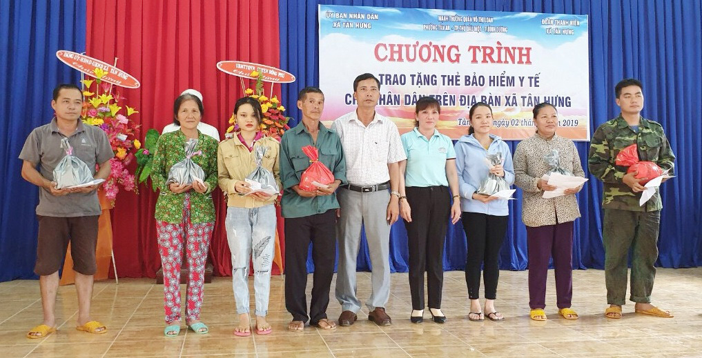 Lãnh đạo huyện cấp thẻ bảo hiểm y tế cho cho hộ nghèo tại xã Tân Hưng.