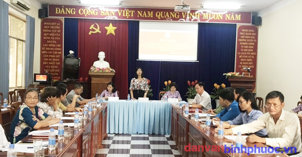 Đồng chí Ngô Thị Thanh Chung, UVBTV, Trưởng ban Dân vận Huyện ủy chủ trì hội nghị