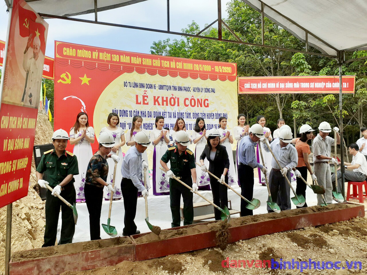 Các đồng chí lãnh đạo tỉnh và Binh đoàn 16 dự lễ khởi công xây dựng nhà đại đoàn kết  tại xã Đồng Tâm và xã Đồng Tiến, huyện Đồng Phú
