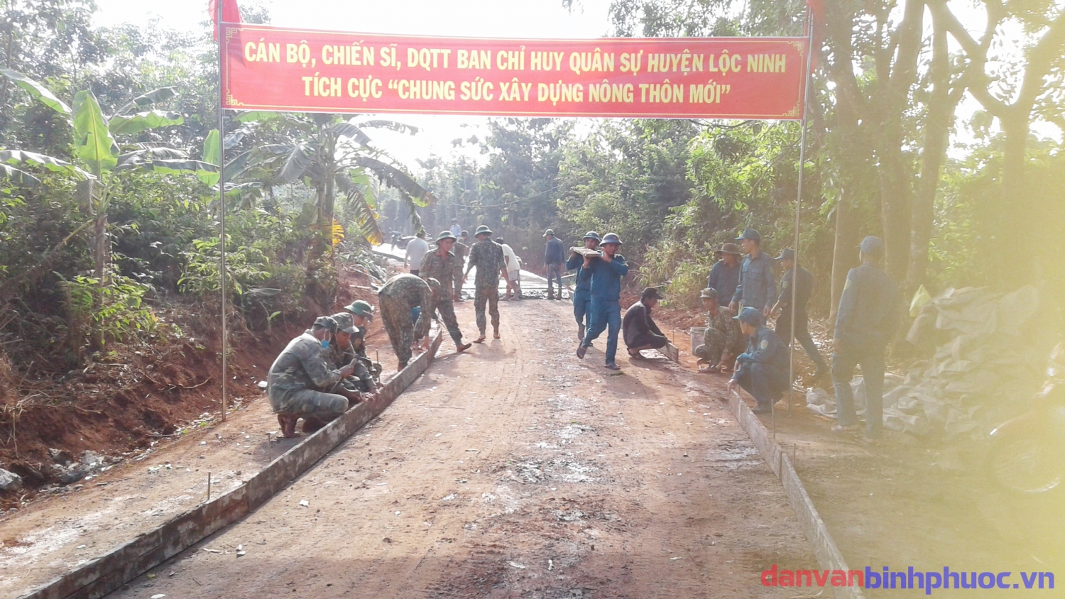 Cán bộ, chiến sĩ Ban CHQS Lộc Ninh giúp dân  làm đường giao thông nông thôn trên địa bàn huyện
