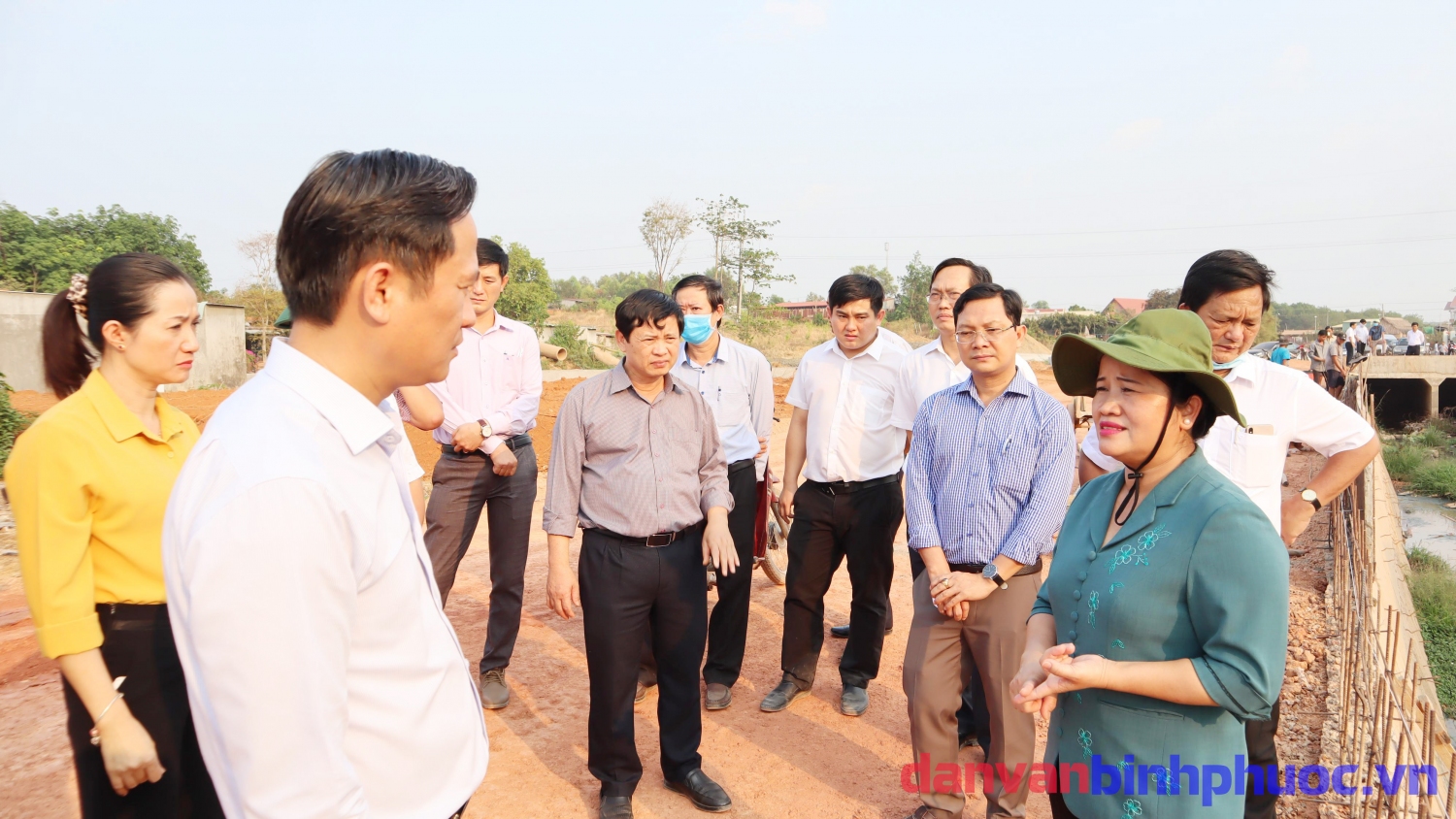Đồng chí Trần Tuệ Hiền - Chủ tịch UBND tỉnh, cùng lãnh đạo các sở, ban, ngành tỉnh kiểm tra các công trình thi công tại TP. Đồng Xoài