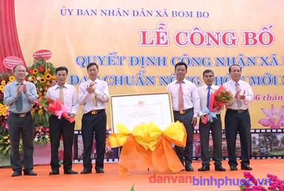 Lãnh đạo Xã Bom Bo nhận Quyết định công nhận xã Nông thôn mới