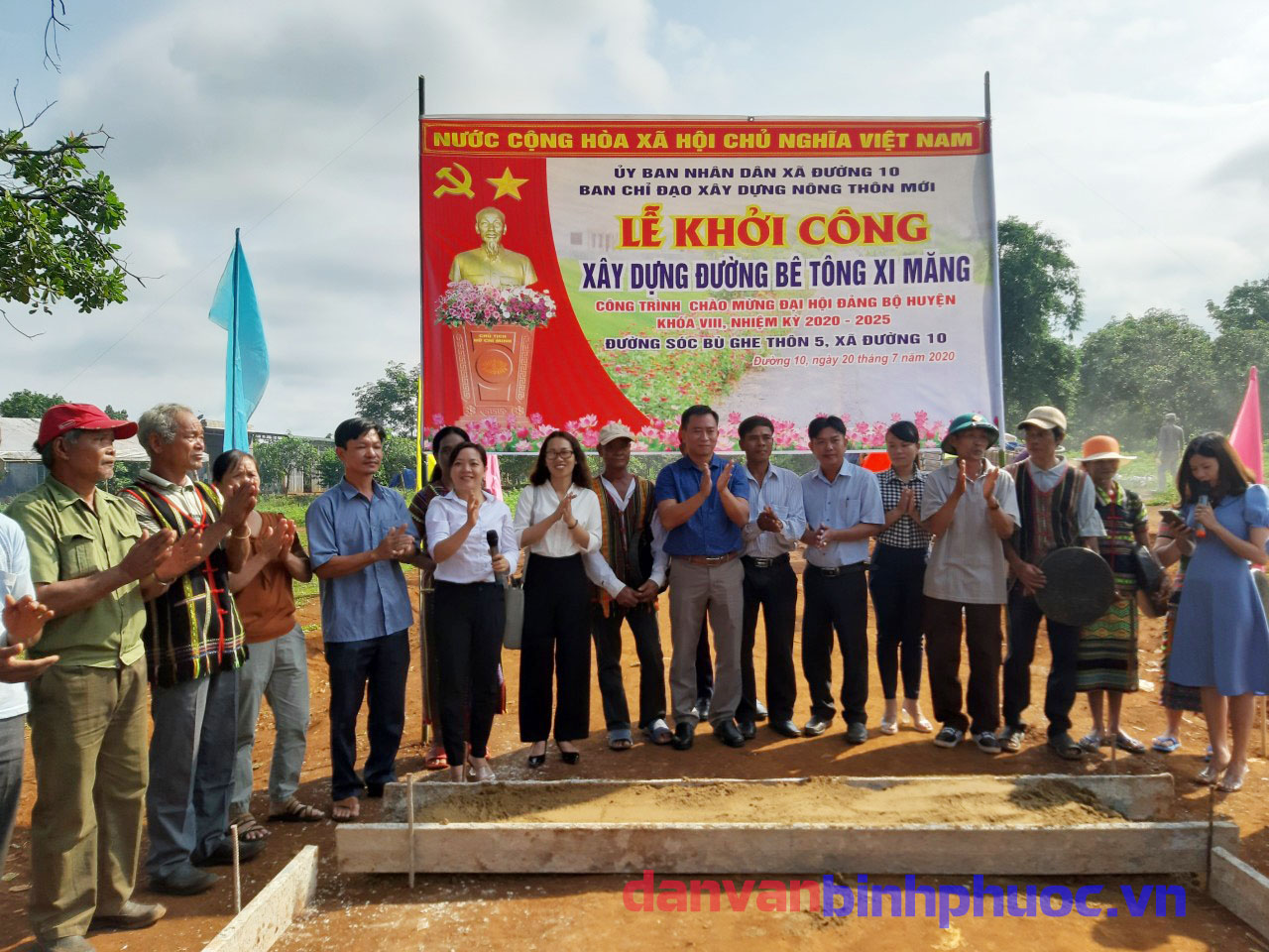Lãnh đạo và Nhân dân thôn Bù Ghe xã Đường 10  dự lễ khởi công xây dựng đường bê tông xi măng.