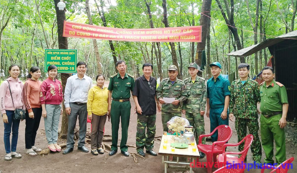 Đảng ủy-HĐND- UBND-UBMTTQVN xã Hưng Phước tặng quà các chiến sỹ trực chốt