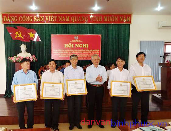 Đ/c: Nguyễn Văn Chơ – Phó chủ tịch Hội Nông dân tỉnh trao bằng khen  của Hội Nông dân tỉnh cho các tập thể, cá nhân có thành tích xuất sắc  trong việc thực hiện Nghị quyết số 29 - NQ/HNDTW