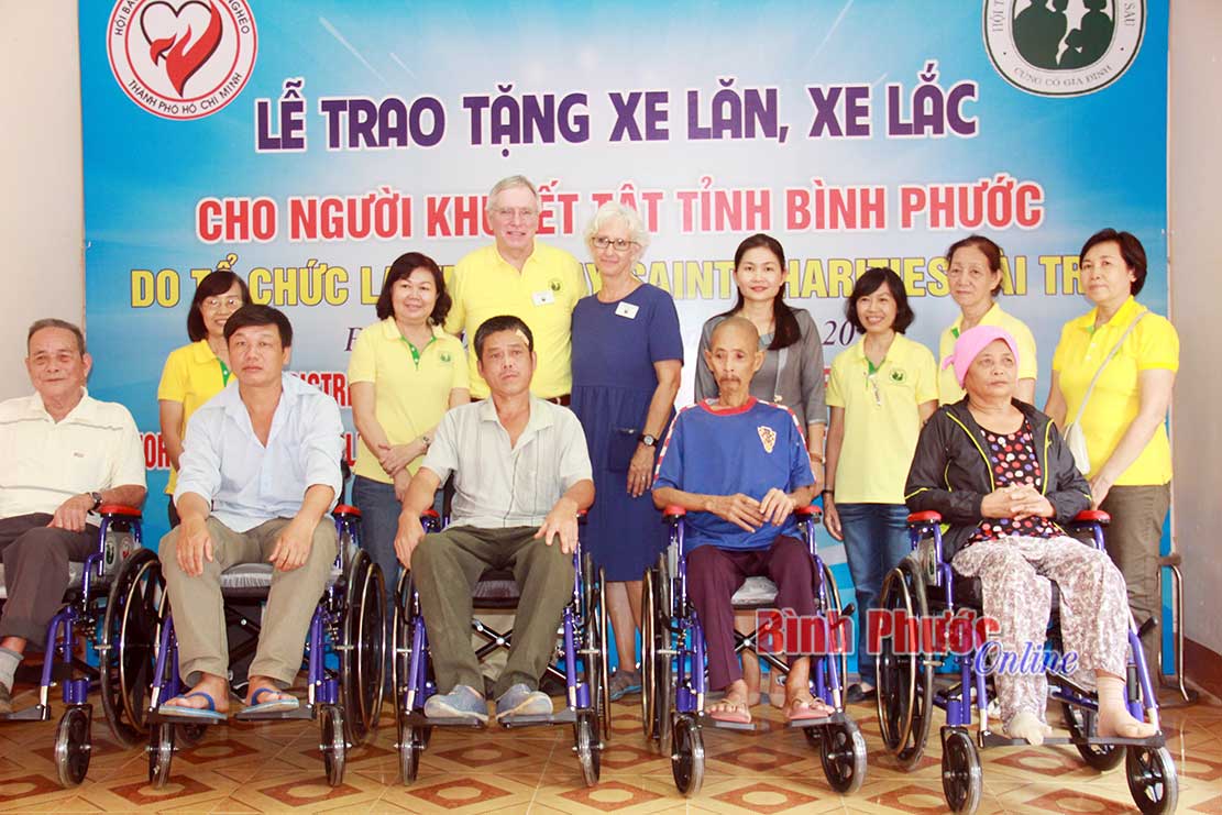Sở Lao động - Thương binh và Xã hội phối hợp trao tặng xe lăn, xe lắc cho người khuyết tật trên địa bàn tỉnh - Ảnh Báo Bình Phước online