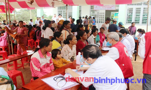 Khám bệnh miễn phí cho người đồng bào dân tộc thiểu số ở huyện Phú Riềng