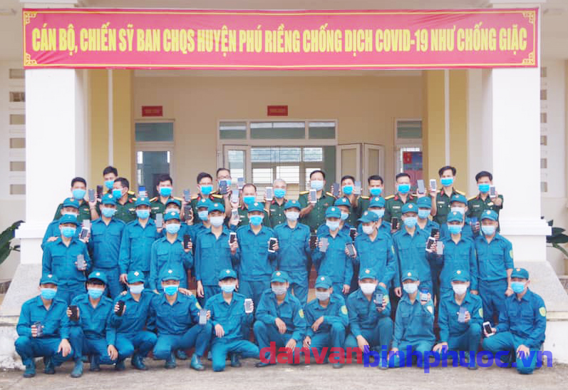 Cán bộ, chiến sỹ Ban Chỉ huy quân sự huyện Phú Riềng cài đặt Bluezone