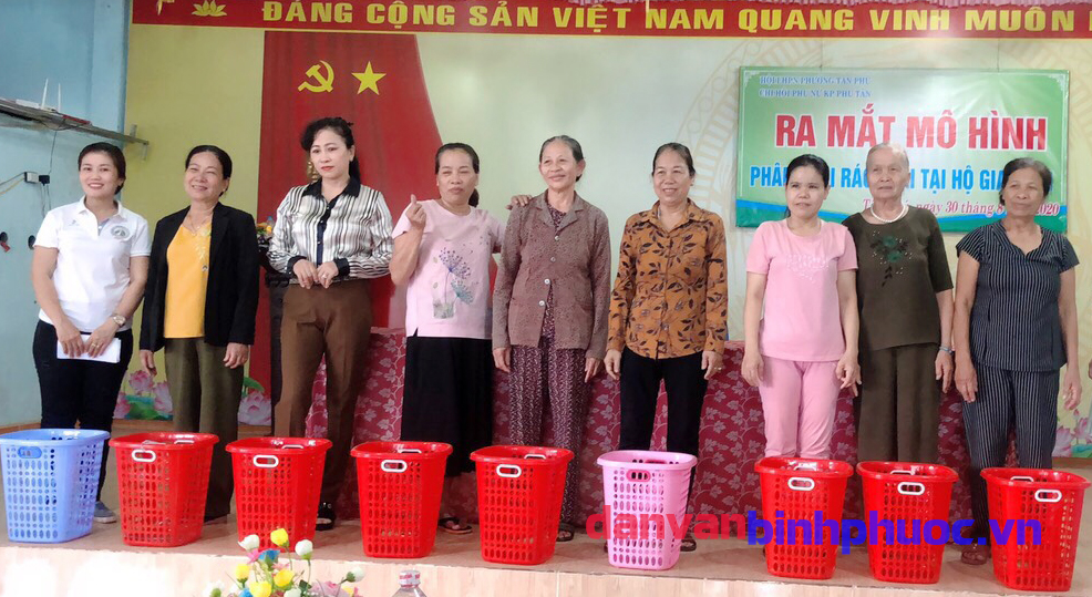 Các thành viên mô hình “Phụ nữ phân loại rác thải tại gia đình”  chi hội phụ nữ  khu phố Phú Tân ra mắt và nhận giỏ phân loại rác thải