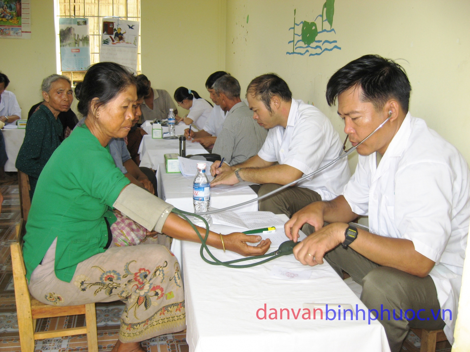 Y, bác sỹ quân y Bộ chỉ huy quân sự tỉnh Bình Phước thường xuyên khám chữa bệnh cấp thuốc miễn phí cho các gia đình chính sách, khó khăn và nhân dân vùng sâu, vùng xa, vùng biên giới, đồng bào dân tộc và tôn giáo trên địa bàn tỉnh
