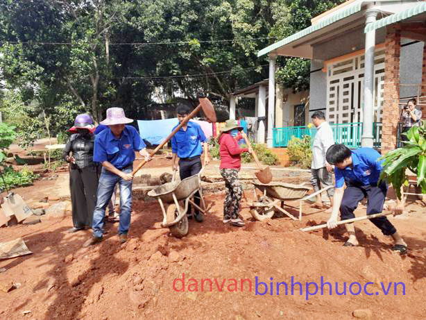 Cán bộ Đoàn hỗ trợ ngày công sửa chữa, xây dựng nhà đại đoàn kết cho các gia đình thuộc diện hộ nghèo
