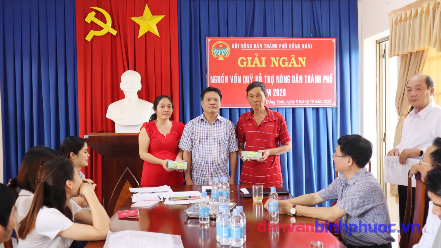 Hai hộ nông dân của phường phường Tân Xuân và phường Tiến Thành  nhận nguồn vốn hỗ trợ từ quỹ hỗ trợ nông dân thành phố Đồng Xoài