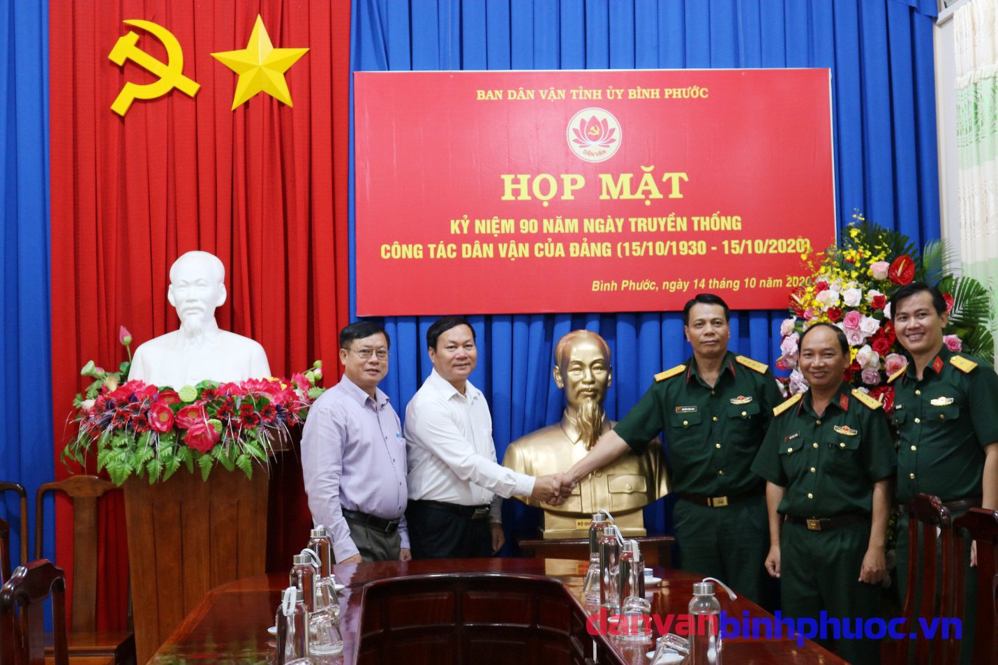 Đồng chí  Trịnh Thanh Tuệ - Phó Trưởng Ban Dân vận Tỉnh ủy nhận hoa và tượng Bác tại buổi gặp mặt