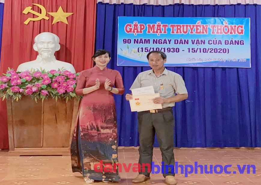 Đồng chí Nguyễn Thị Hương-HUV, Phó Trưởng Ban Dân vận Huyện ủy trao kỷ niệm chương “Vì sự nghiệp Dân vận”