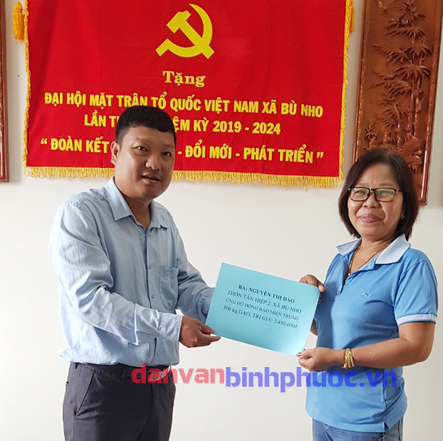 Bà Nguyễn Thị Đào ủng hộ 03 tạ gạo
