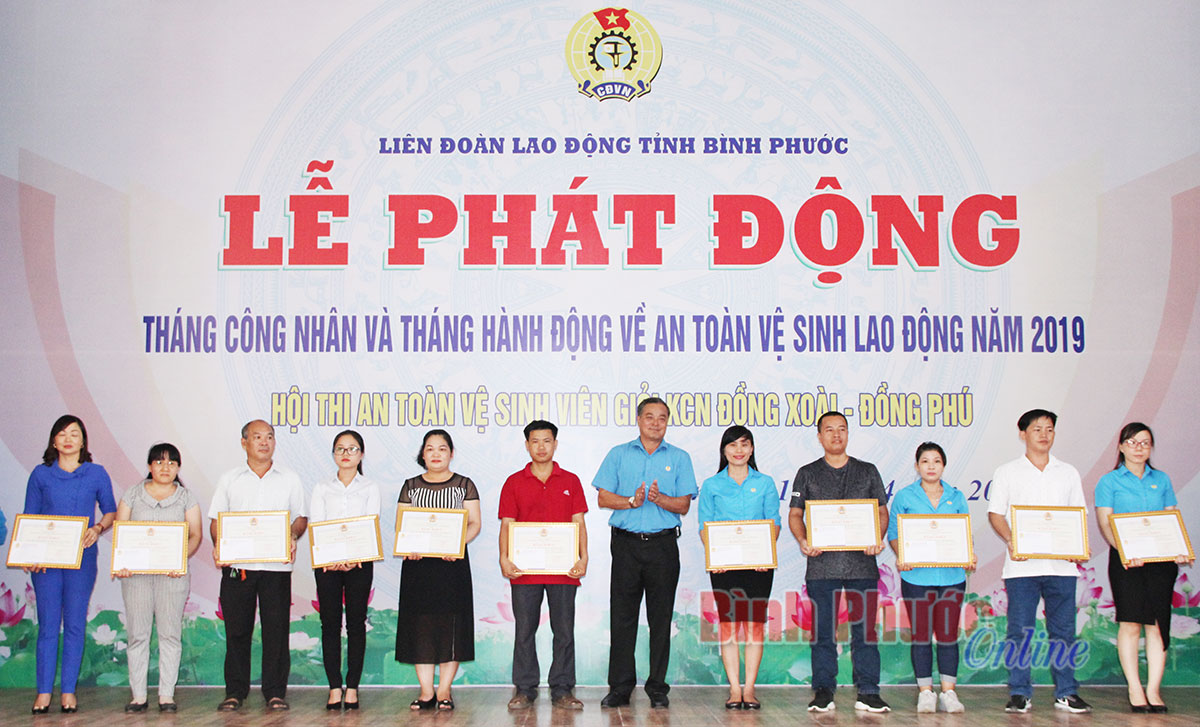 Ông Nguyễn Hồng Trà, Chủ tịch Liên đoàn lao động tỉnh tặng giấy khen  cho các công nhân tiêu biểu tại lễ phát động tháng công nhân năm 2019.Nguồn báo Bình Phước