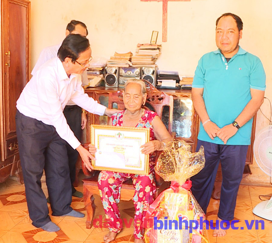 Đồng chí Lê văn Uy- UV.BTV, Trưởng ban Nội chính Tỉnh ủy thăm tặng quà người cao tuổi thôn Bình Trung, xã Phước Tân, huyện Phú Riềng