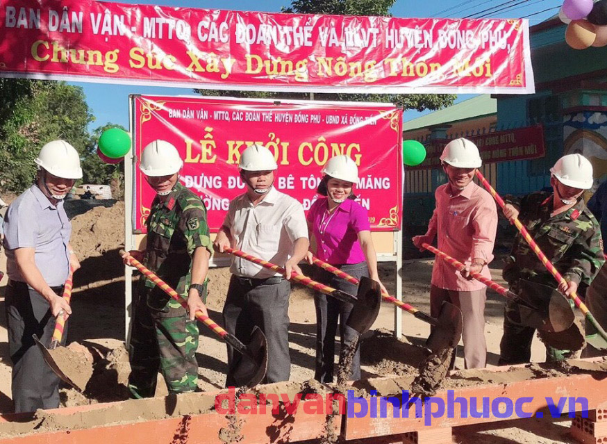 Lãnh đạo Ban Dân vận, MTTQ, các đoàn thể, LLVT huyện Đồng Phú cùng với cán bộ, chiến sĩ Trung tâm xử lý bom mìn (Binh đoàn 16) chung sức xây dựng Nông thôn mới tại ấp 3, xã Đồng Tiến