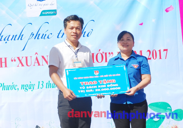 Văn phòng Trung ương Đoàn trao tặng tủ sách Kim Đồng tại trường Tiểu học Đinh Bộ Lĩnh, huyện Bù Gia Mập