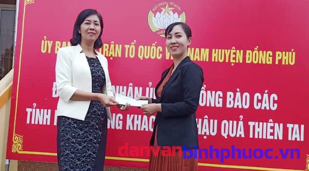 Đồng chí Ngô Thị Thanh Chung (UVBTV, Trưởng Ban Dân vận, CT  UBMTTQVN huyện) tiếp nhận ủng hộ của các đơn vị