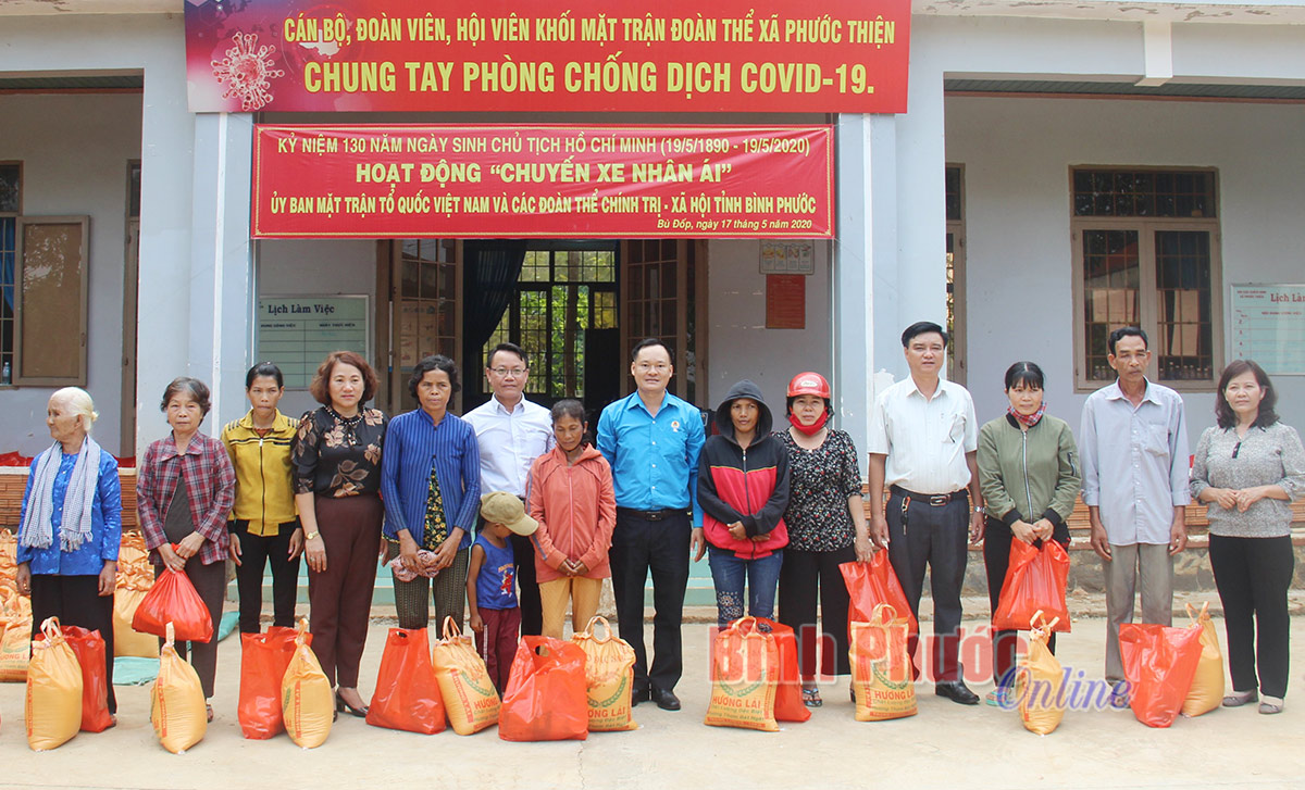 Tặng quà tiếp sức khát vọng thoát nghèo cho người nghèo vùng biên giới, vùng đồng bào dân tộc thiểu số huyện Bù Đốp. Ảnh Bình Phước online
