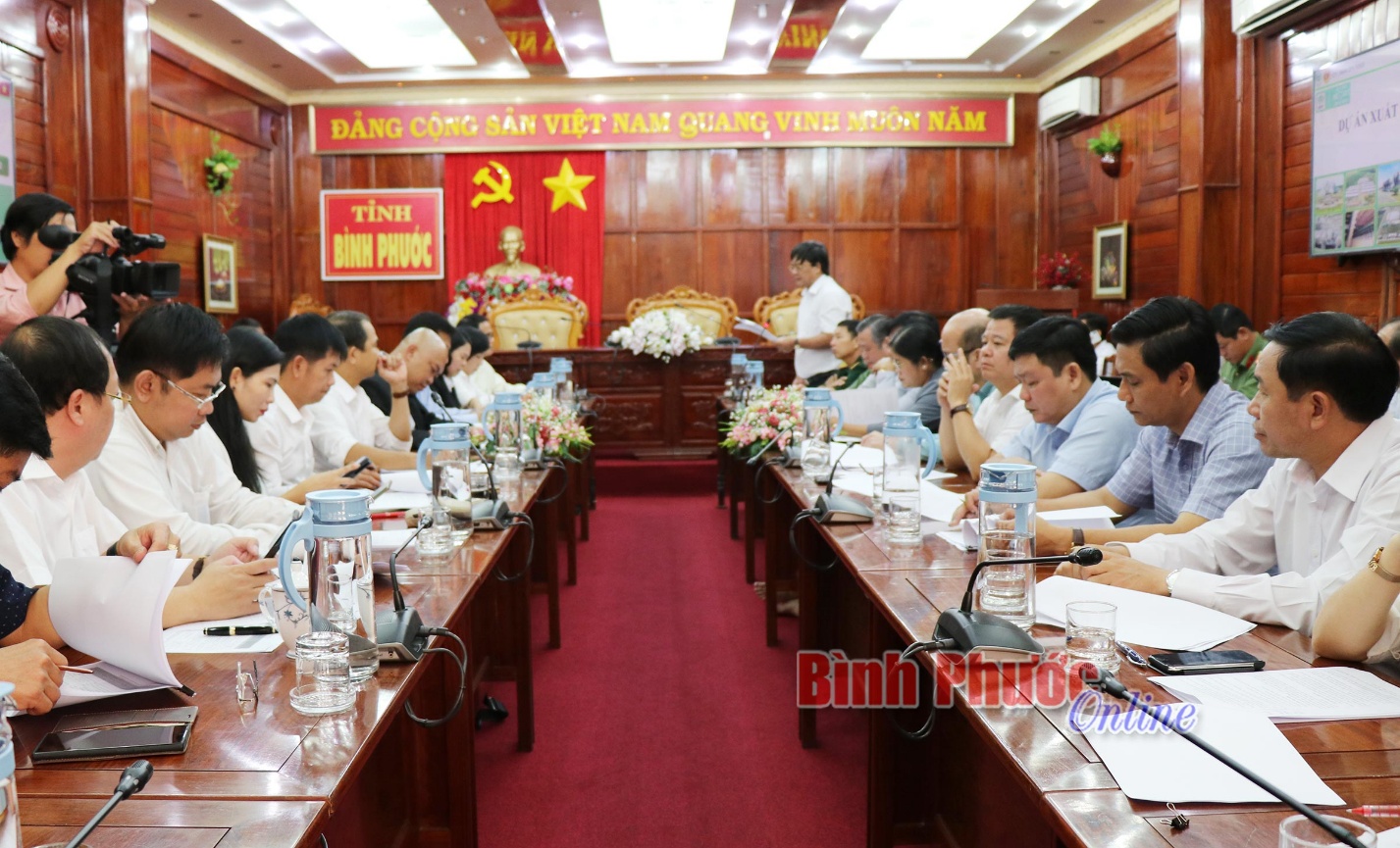 Giám đốc Sở Kế hoạch và đầu tư Võ Sá trình bày kế hoạch tổ chức Hội nghị xúc tiến đầu tư tỉnh Bình Phước (Ảnh Báo Bình Phước Online)