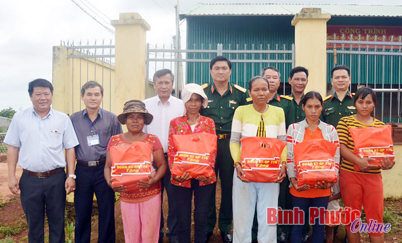 Lãnh đạo Quân khu 7 và Đoàn Kinh tế - Quốc phòng 778 tặng quà các hộ dân tại Tiểu khu 119, xã Phú Nghĩa, huyện Bù Gia Mập. nguồn Báo Bình Phước