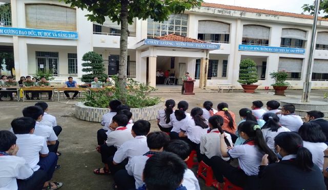 Công an tỉnh tuyên truyền PBGDPL tại Trường THCS Tiến Hưng- Đồng Xoài(Ảnh Conganbinhphươc.gov.vn)