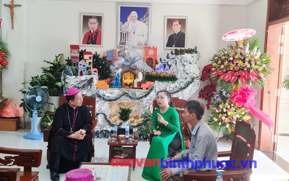 Đồng chí Lê Thị Xuân Trang – UVBTV, Trưởng Ban Dân vận Tỉnh ủy, Chủ tịch UBMTTQVN tỉnh thăm, tặng quà Tòa Giám mục Phú Cường nhân dịp Lễ Giáng sinh năm 2020