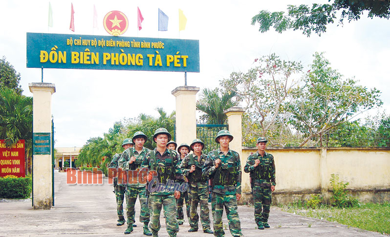 Cán bộ, chiến sĩ Đội vũ trang Đồn biên phòng Tà Pét lên đường tuần tra. Nguồn Báo Bình Phước