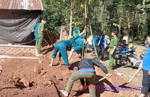 Lực lượng dân quân thường trực và đoàn thanh niên xã An Khương Huyện Hớn Quản giúp người dân nghèo sửa chữa nhà