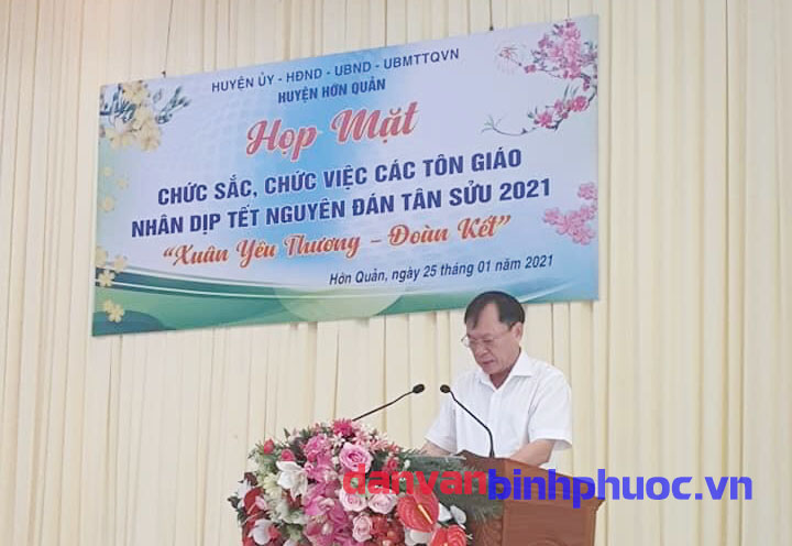 Đ/c Nguyễn Văn Hạ PCT UBND Huyện báo cáo trước Hội nghị