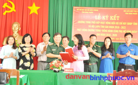 Lãnh đạo BĐBP Bình Phước và Hội LHPN tỉnh trao biên bản ký kết chương trình phối hợp