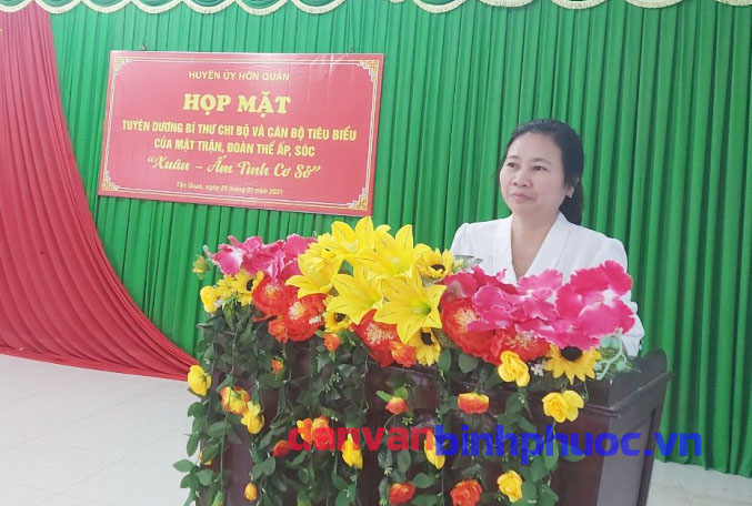 Đồng chí Lê Thị Mỹ Linh – UVTV, Trưởng Ban Dân vận Huyện ủy,  Chủ tịch UBMTTQVN huyện phát biểu tại buổi họp mặt