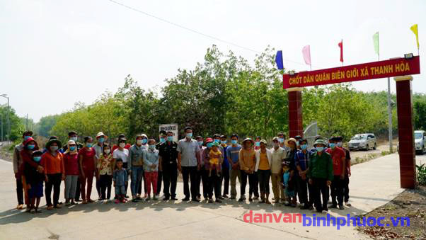 Đoàn thăm, tặng quà các hộ dân liền kề chốt dân quân biên giới  xã Thanh Hòa, huyện Bù Đốp, tỉnh Bình Phước