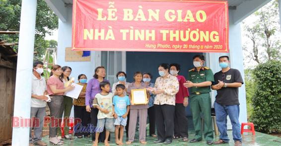 Bàn giao nhà tình thương trên địa bàn huyện Bù Đốp. Ảnh: nguồn báo Bình Phước Online