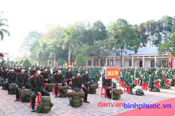 Các chiến sĩ tập trung tại Ban Chỉ huy Quân sự huyện trước giờ nhập ngũ