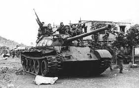 Xe tăng trong đội hình Đại đội Tăng 10 cùng bộ binh tấn công vào Dinh tỉnh trưởng Phước Long sáng 6-1-1975 - Ảnh: Tư liệu