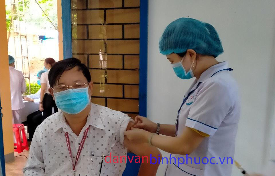 Trung tâm Y tế thị xã Phước Long  tổ chức tiêm vắc xin phòng Covid-19 cho tất cả cán bộ, công viên chức và người  lao động làm việc tại đơn vị