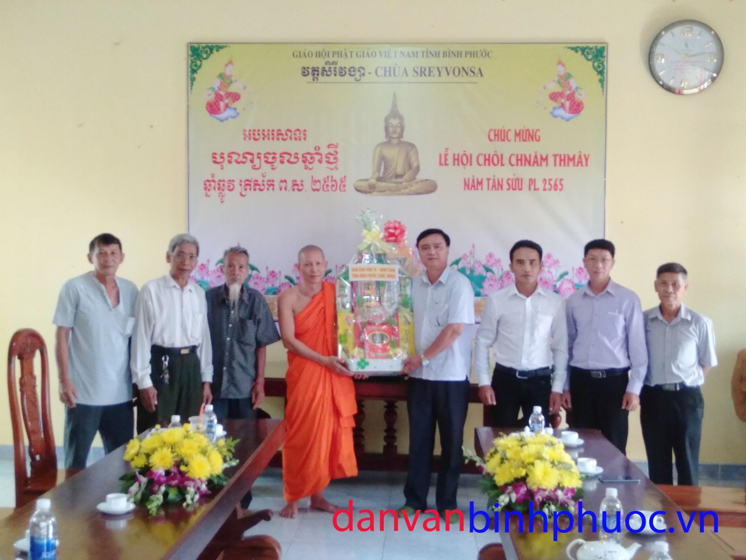 Ông Vũ Long Sơn – TUV, Phó Chủ tịch Ủy ban MTTQVN tỉnh trao quà cho chùa chùa Srey Von Sa, phường Tân Thiện, thành phố Đồng Xoài